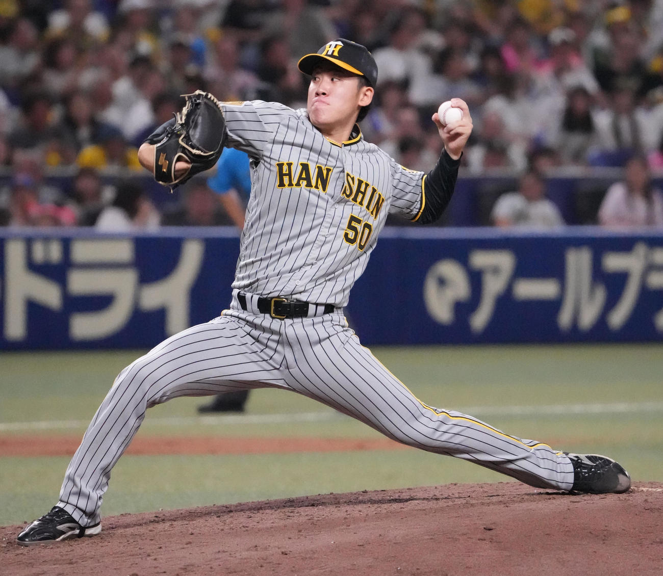 中日対阪神　4回裏、阪神2番手でえ登板する富田（撮影・森本幸一）