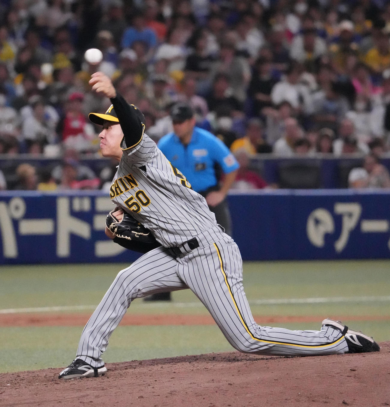 中日対阪神　4回裏、阪神2番手でえ登板する富田（撮影・森本幸一）