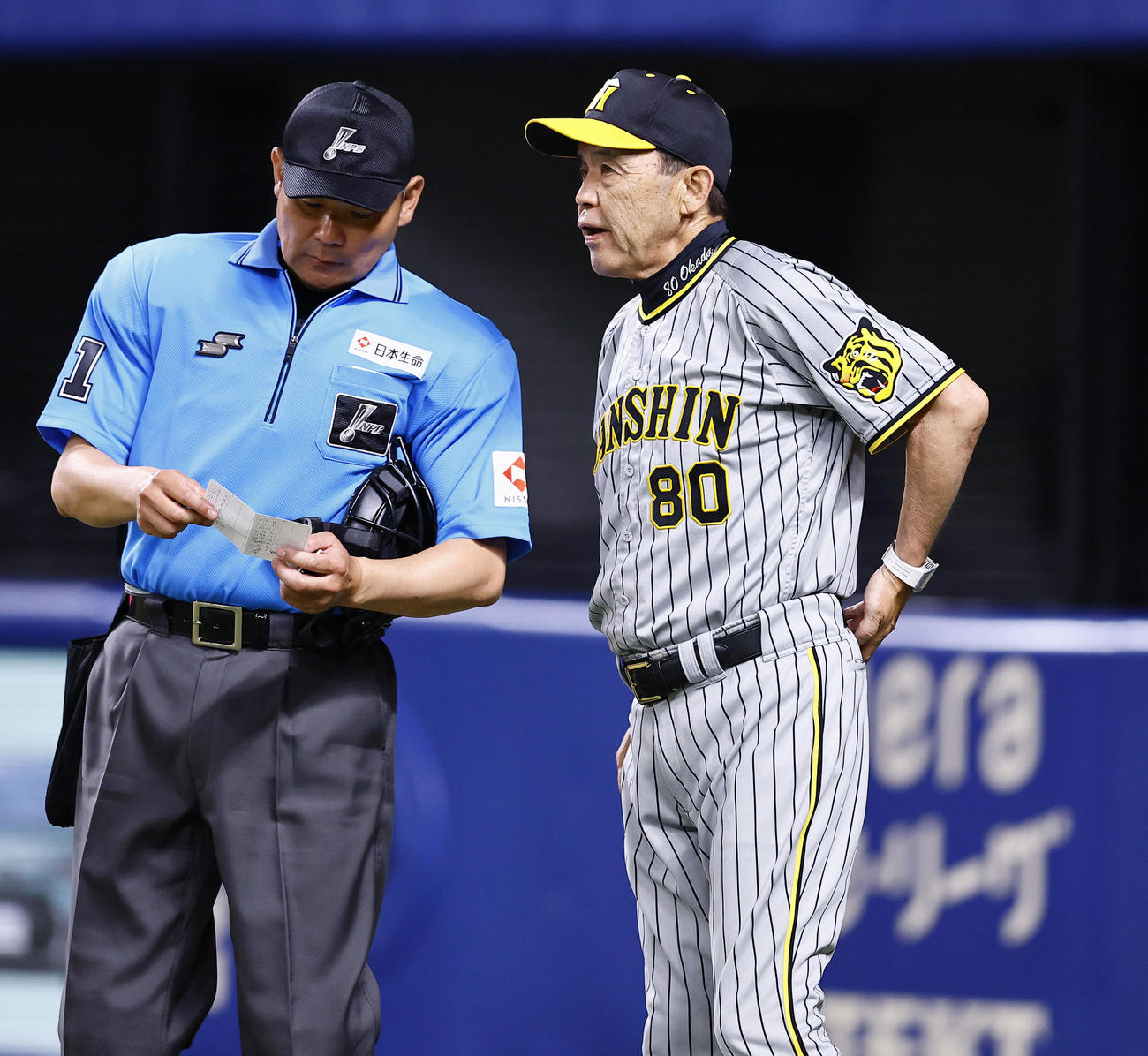 中日対阪神　7回、交代を告げる阪神岡田監督（撮影・藤尾明華）