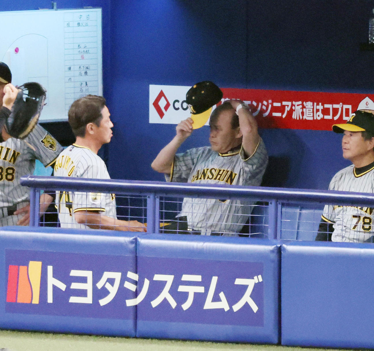 中日対阪神　7回表を終えベンチで帽子を取る岡田監督（撮影・加藤哉）