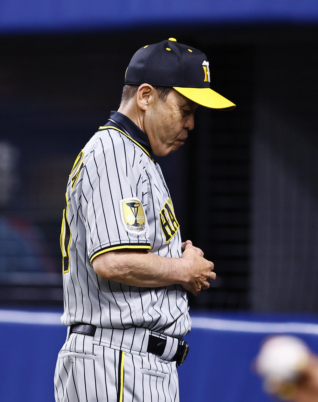 中日対阪神　8回、交代を告げベンチに戻る阪神岡田監督（撮影・藤尾明華）