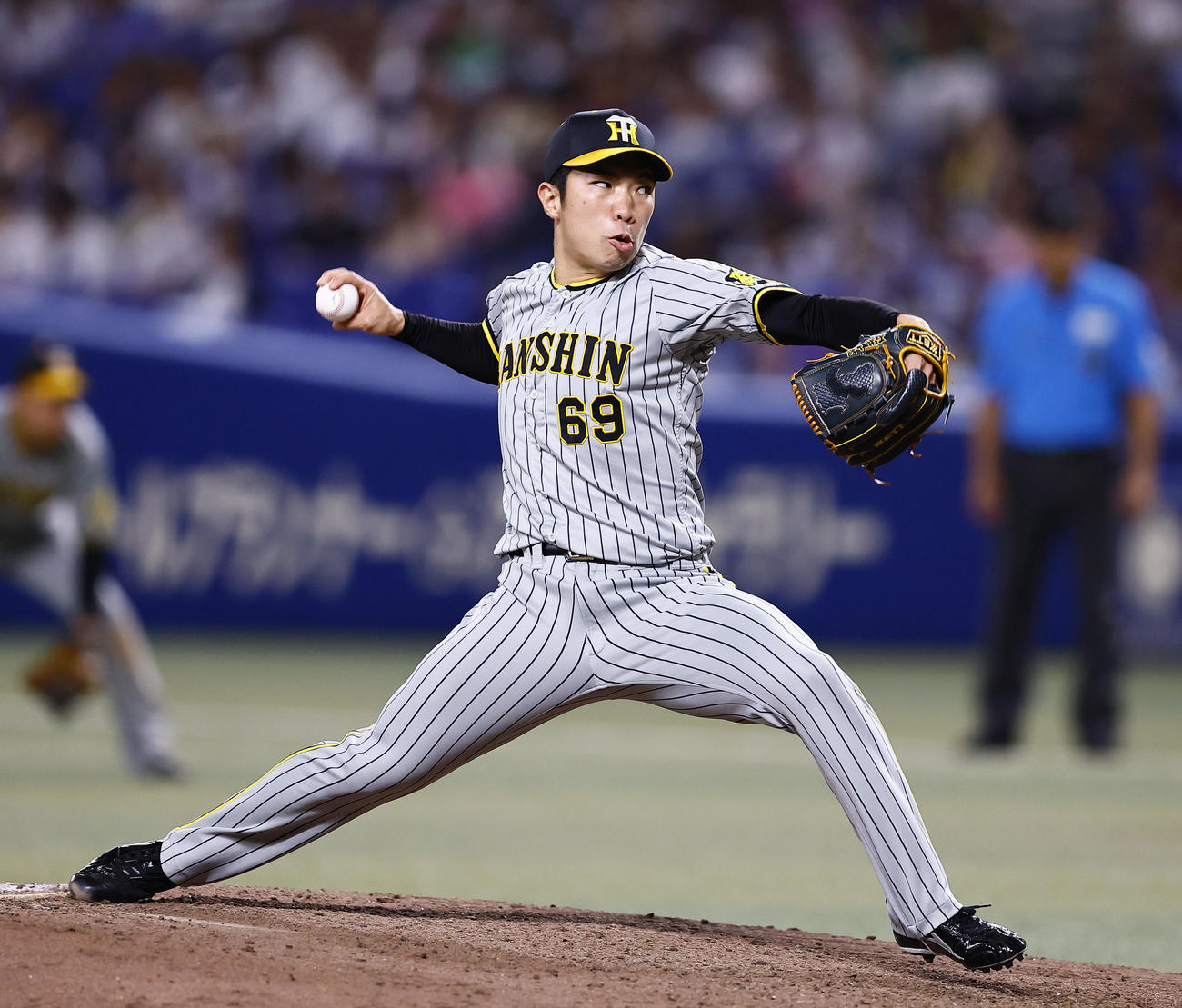 中日対阪神　8回、6番手で登板した阪神石井（撮影・藤尾明華）