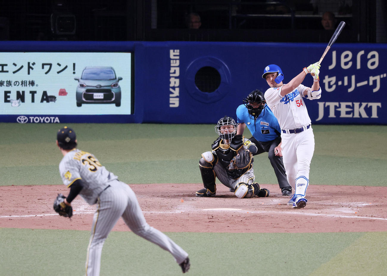 中日対阪神　5回裏中日2死二塁、藤嶋は右適時打を放つ。投手浜地（撮影・加藤哉）