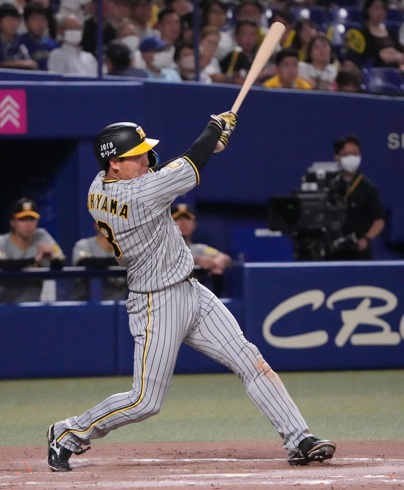 中日対阪神　9回表阪神1死一塁、右中間へ二塁打を放つ大山（撮影・森本幸一）