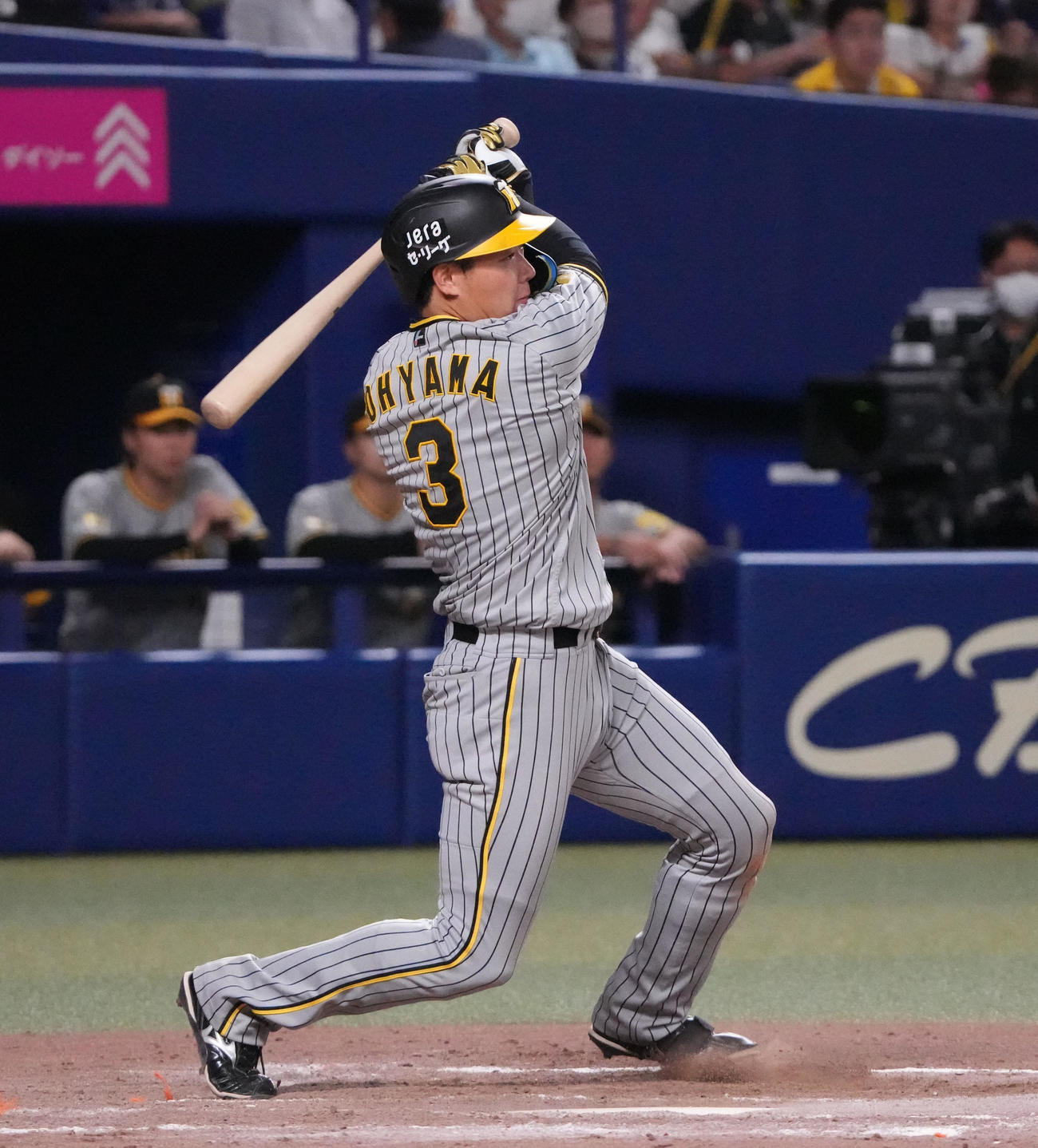 中日対阪神　9回表阪神1死一塁、右中間へ二塁打を放つ大山（撮影・森本幸一）