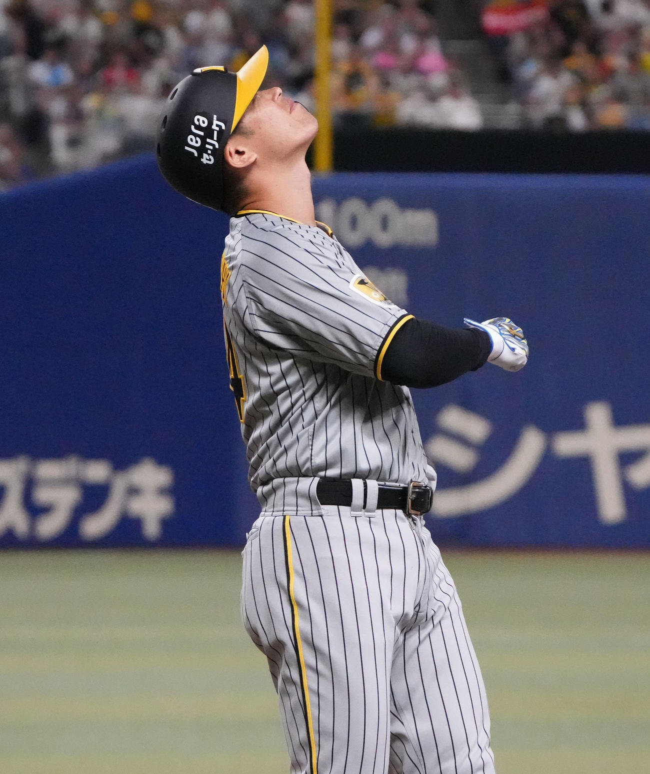 中日対阪神　9回表阪神1死二、三塁、右飛に倒れ悔しそうな表情を見せる原口（撮影・森本幸一）