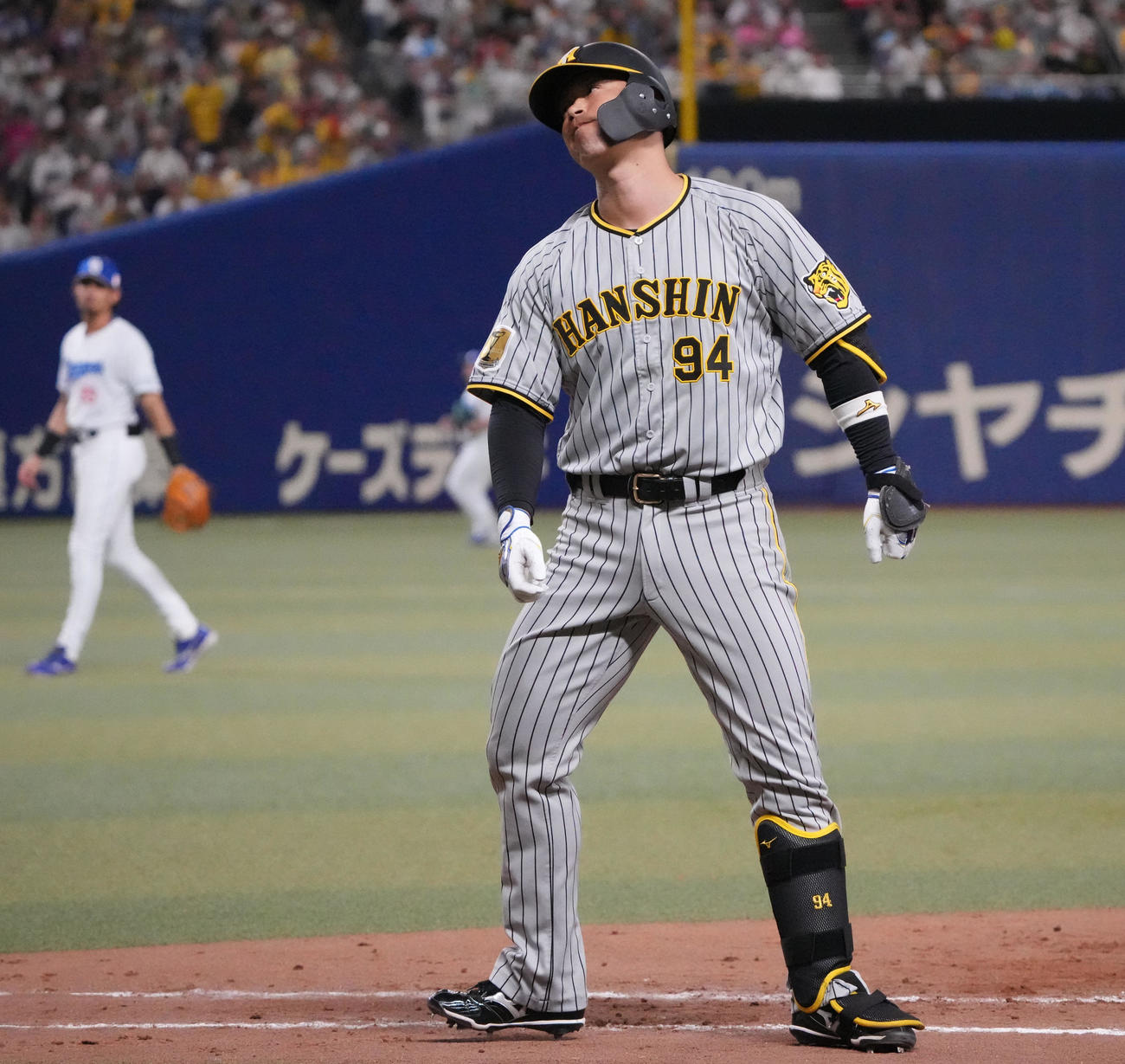 中日対阪神　9回表阪神1死二、三塁、右飛に倒れ悔しそうな表情を見せる原口（撮影・森本幸一）