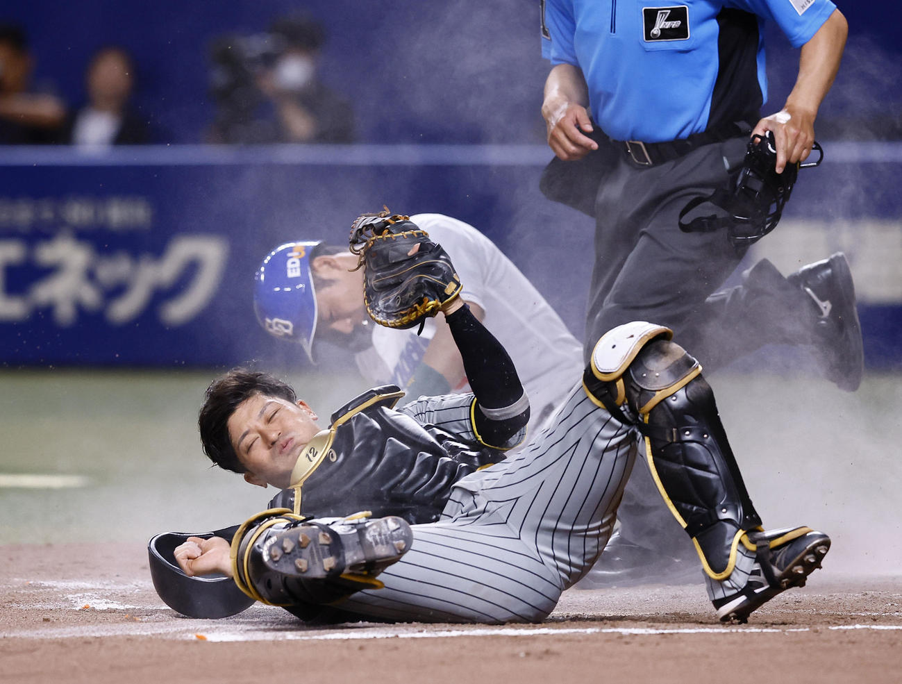 中日対阪神　8回裏中日2死二塁、田中の左前打で二走樋口がホームを狙うもタッチアウト。捕手坂本（撮影・藤尾明華）
