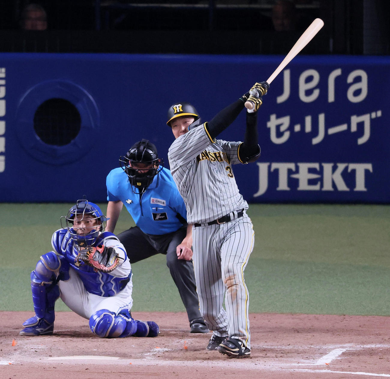 中日対阪神　9回表阪神1死一塁、大山は右前打を放つ（撮影・加藤哉）