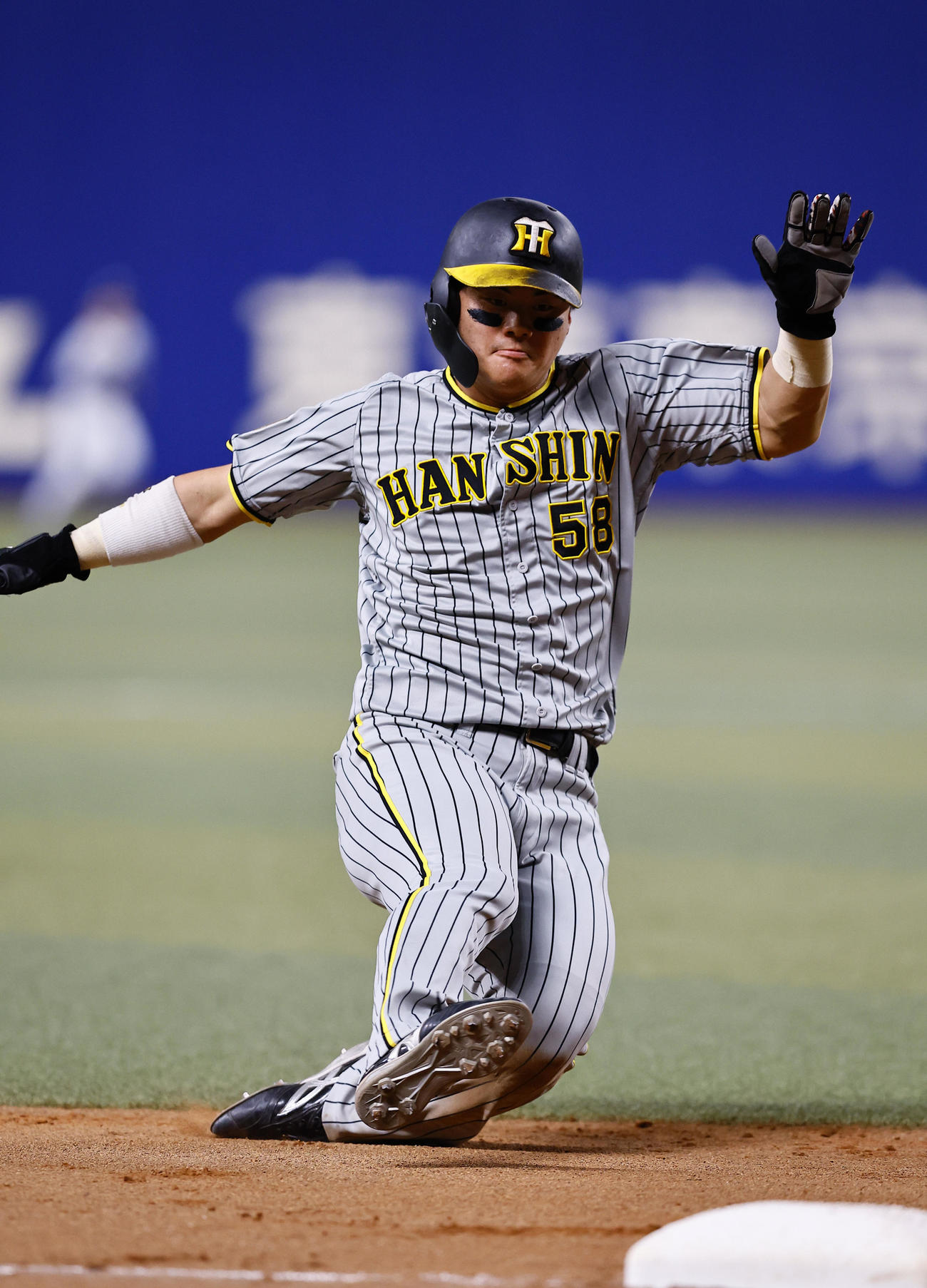 中日対阪神　9回表阪神1死一塁、大山の右前打で三塁へ進む前川（撮影・藤尾明華）