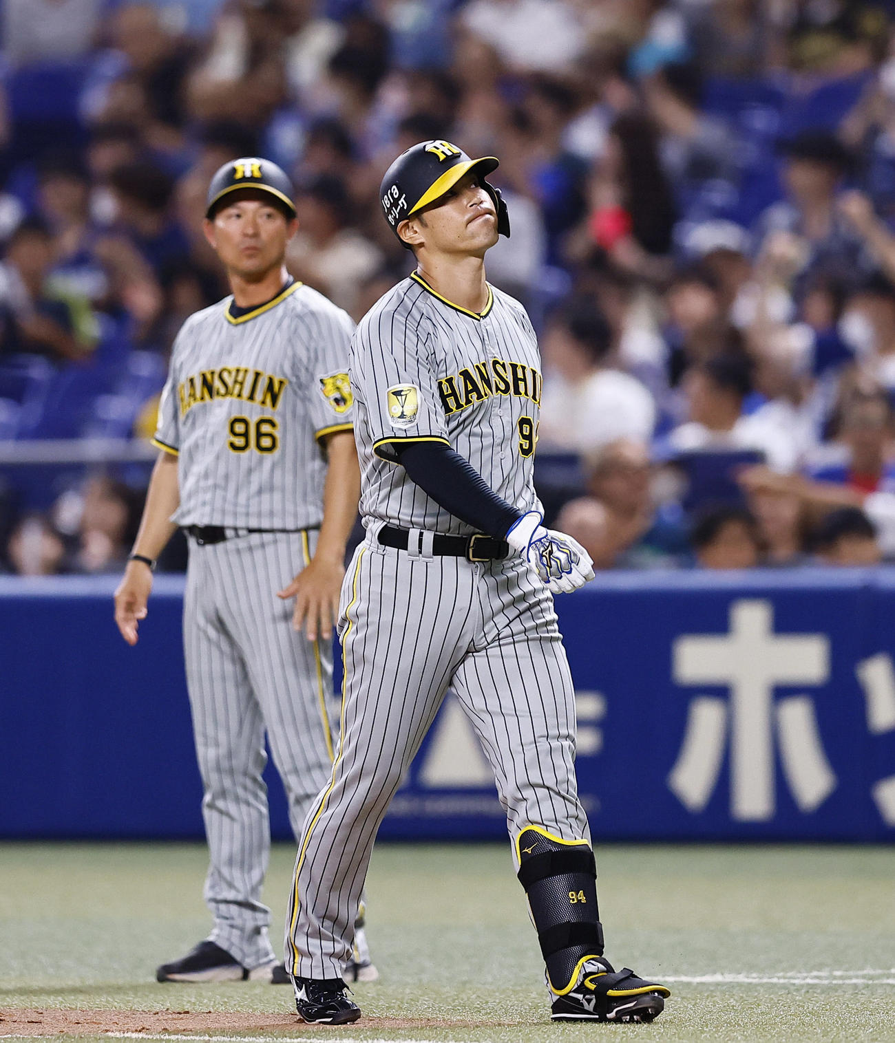 中日対阪神　9回表阪神1死二、三塁、右飛に倒れ悔しそうにする代打原口（撮影・藤尾明華）