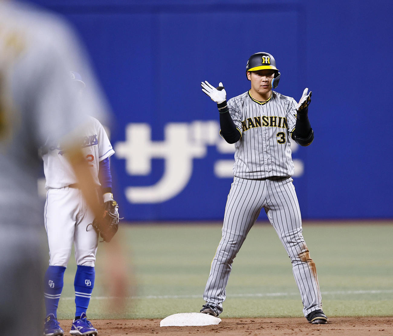 中日対阪神　9回表阪神1死一塁、大山は右前打を放ち手をたたく（撮影・藤尾明華）
