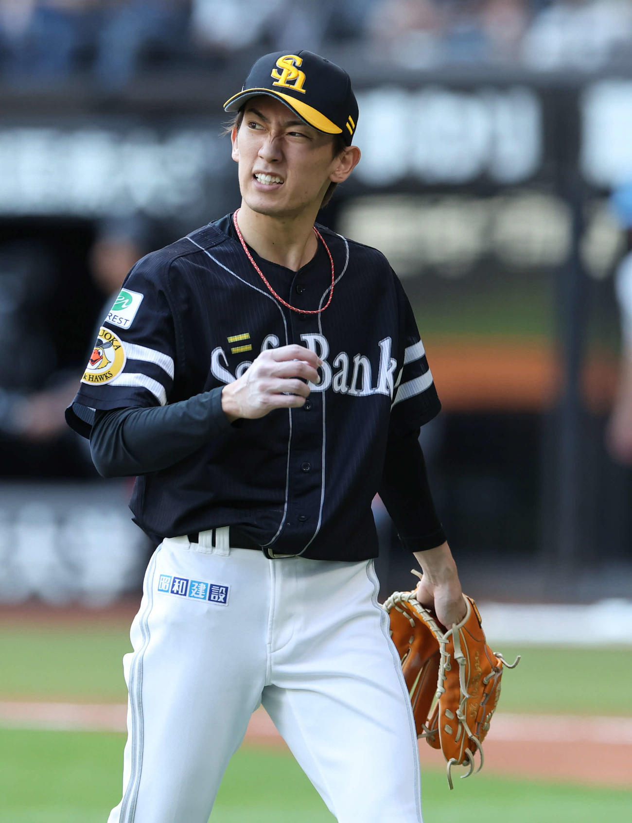 日本ハム対ソフトバンク　2回裏、先制を許し顔をしかめる大津（撮影・佐藤翔太）
