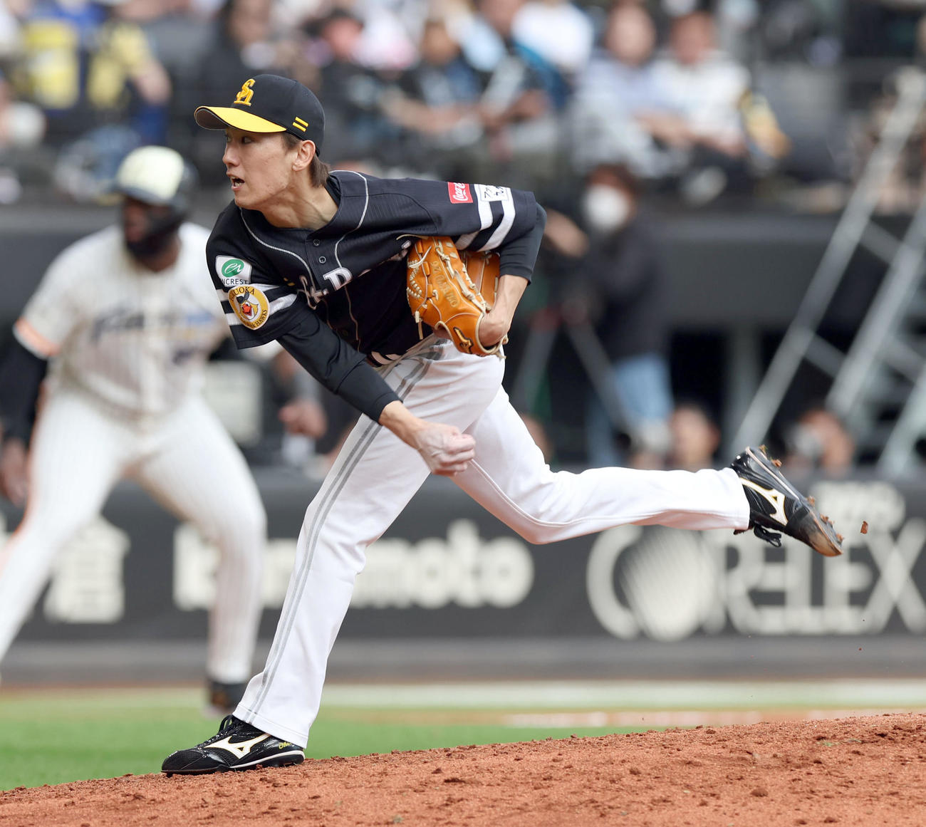 日本ハム対ソフトバンク　力投するソフトバンク大津（撮影・佐藤翔太）