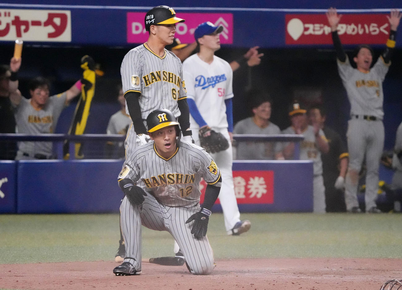 中日対阪神　5回表阪神2死一、三塁、小幡の右2点適時三塁打で生還する坂本（手前）（撮影・森本幸一）