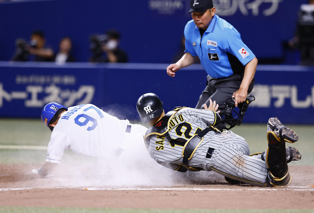 中日対阪神　8回裏中日2死二塁、田中の左前打で二走樋口がホームを狙うもタッチアウト。捕手坂本（撮影・藤尾明華）