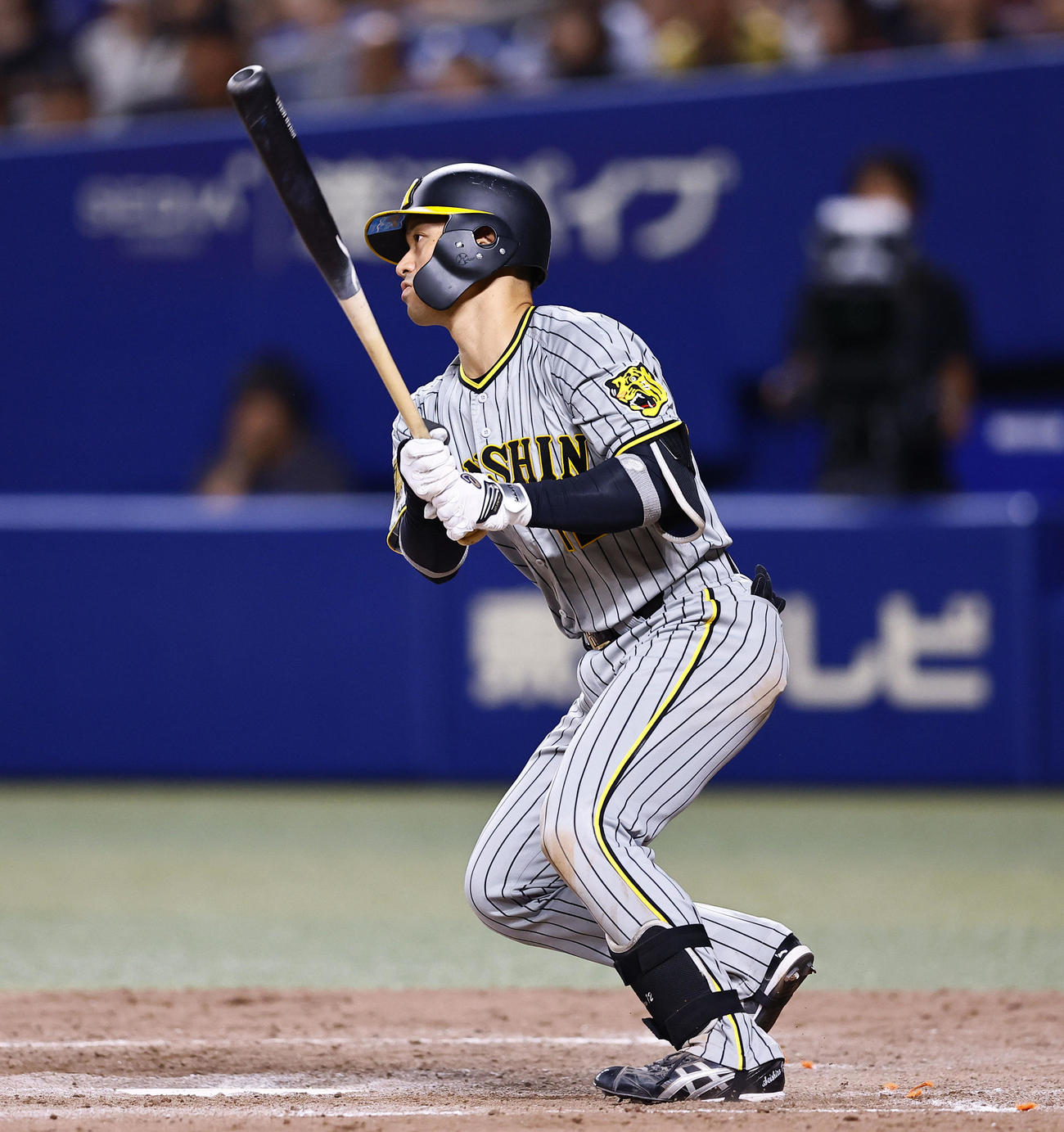 中日対阪神　5回表阪神2死一、二塁、坂本は中前に勝ち越しの適時打を放つ（撮影・藤尾明華）