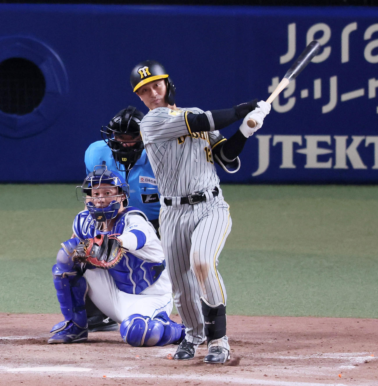 中日対阪神　5回表阪神2死一、二塁、坂本は中前勝ち越し適時打を放つ（撮影・加藤哉）