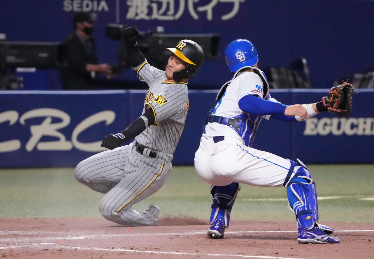 中日対阪神　5回表阪神2死一、三塁、小幡の右2点適時三塁打で生還する坂本（左）（撮影・森本幸一）