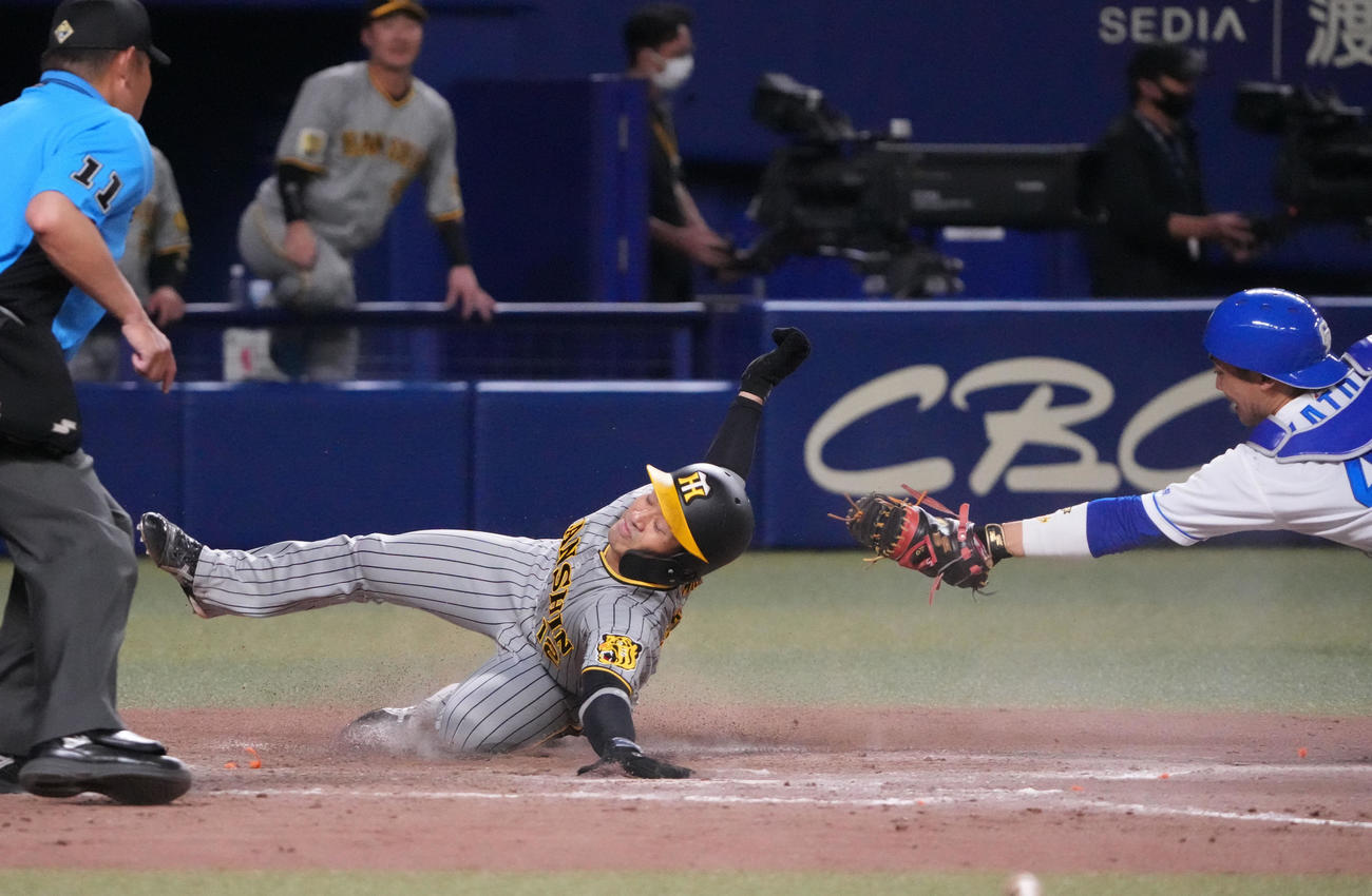 中日対阪神　5回表阪神2死一、三塁、小幡の右2点適時三塁打で生還する坂本（左）（撮影・森本幸一）