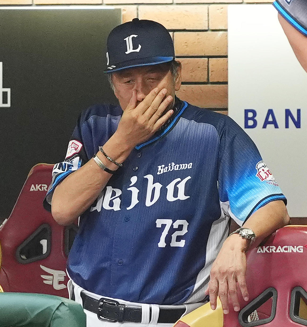 楽天対西武　7回、打線がつながらず、ベンチでうなだれる西武渡辺GM兼監督代行（撮影・菅敏）