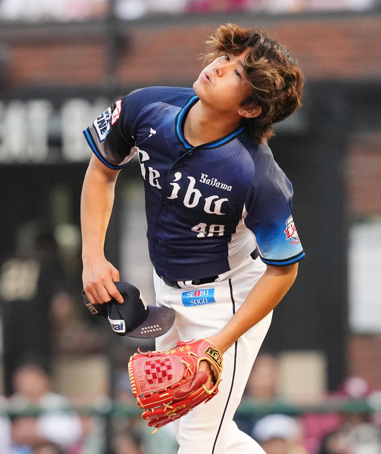 楽天対西武　5回の投球を終え、髪をなびかせる西武今井（撮影・菅敏）