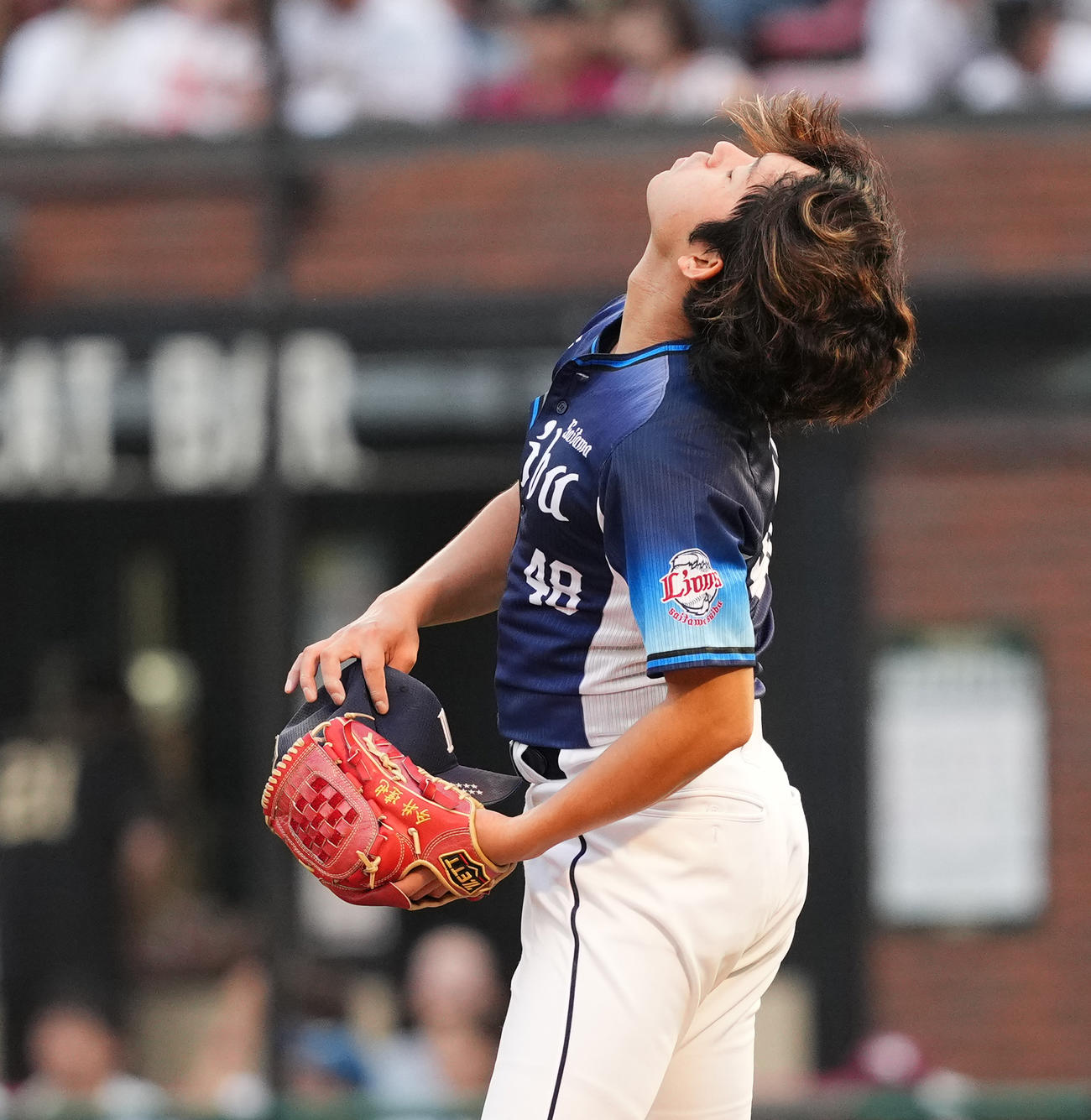 楽天対西武　5回の投球を終え、髪をなびかせる西武今井（撮影・菅敏）
