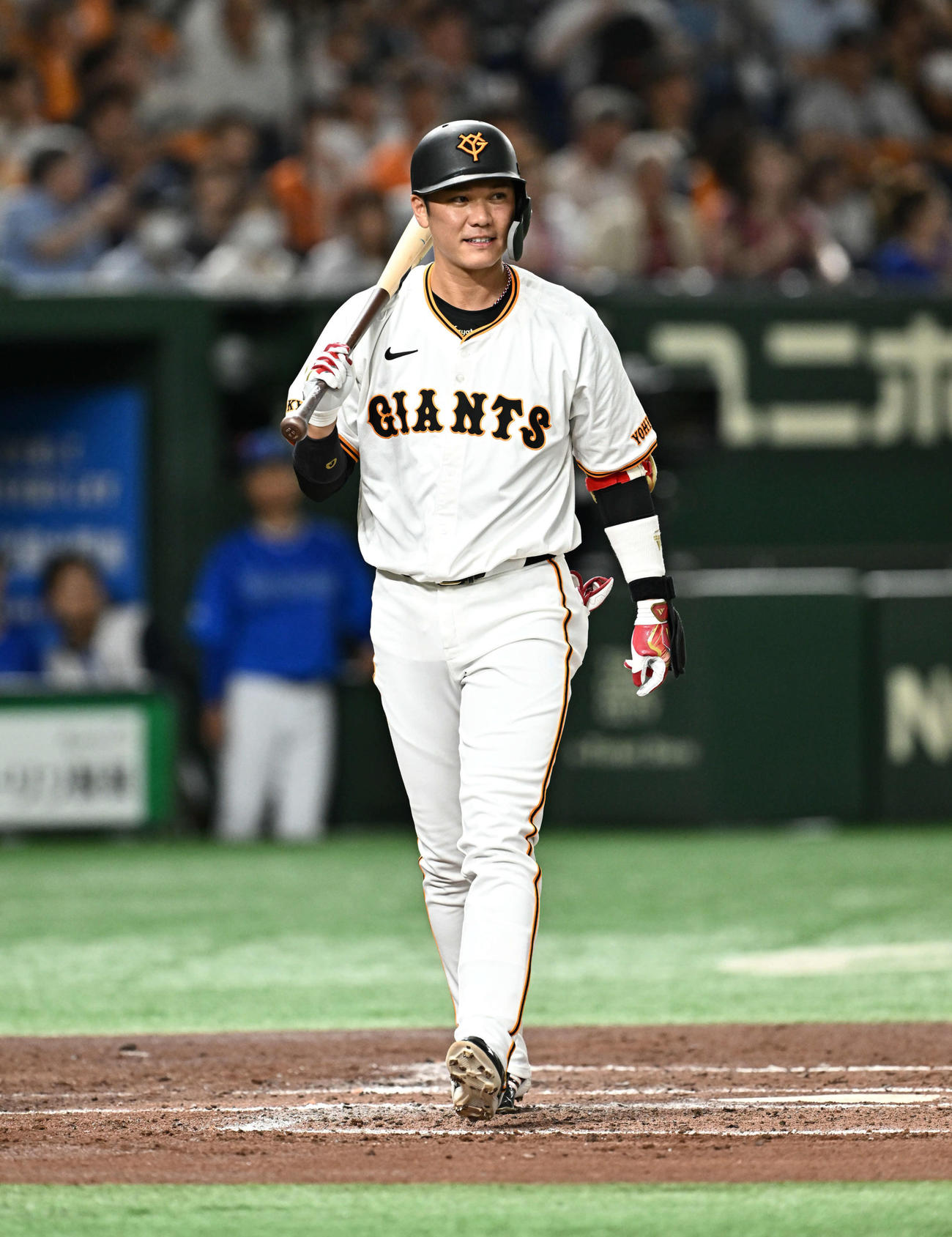12日、見逃し三振に倒れ苦笑いする巨人坂本勇人
