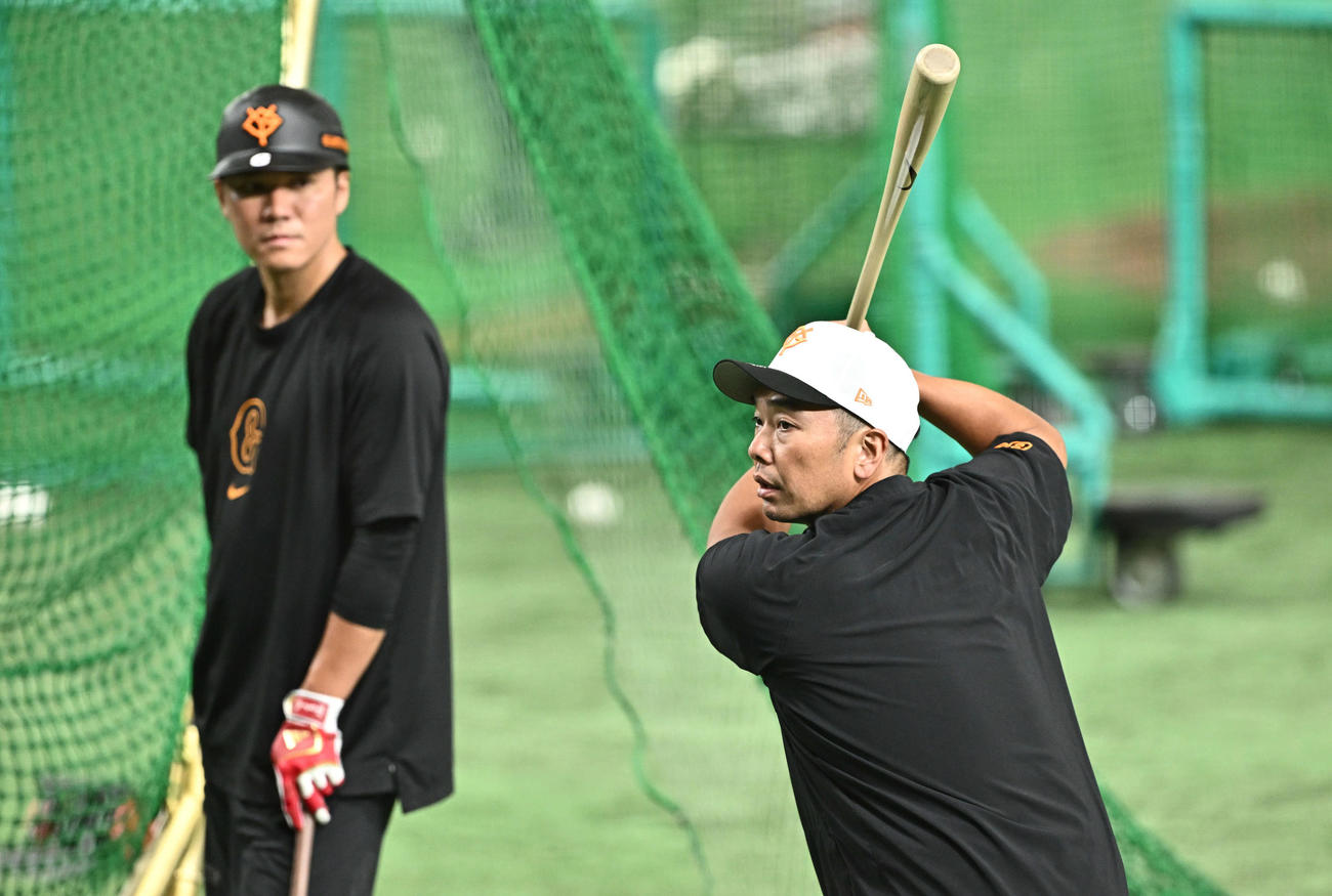 巨人対DeNA　試合前練習で巨人阿部監督（右）は坂本に打撃指導する（撮影・滝沢徹郎）