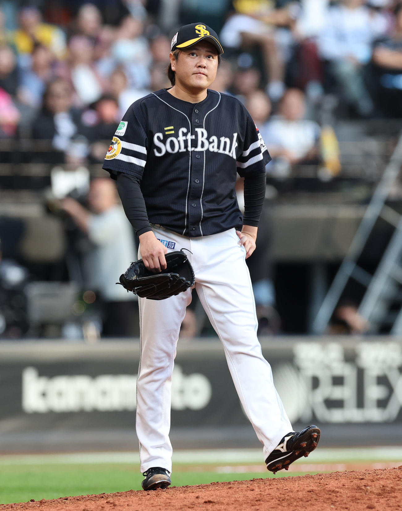 日本ハム対ソフトバンク　8回裏日本ハム2死一、三塁、上川畑に中前適時打を浴びる津森（撮影・佐藤翔太）
