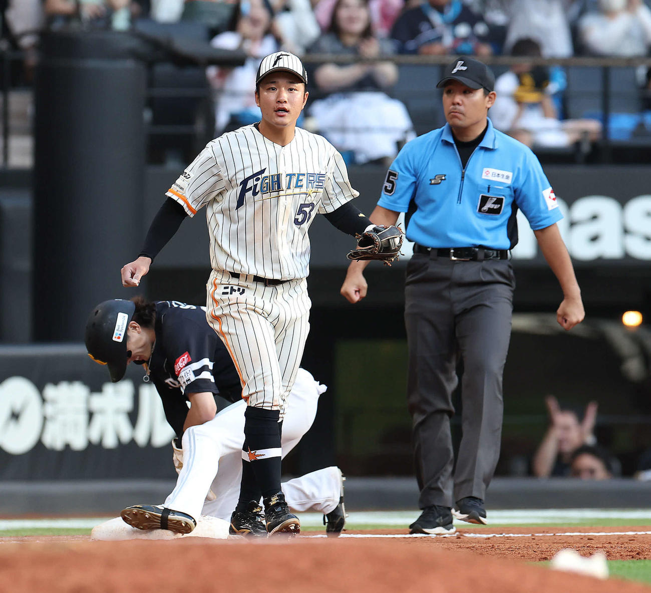 日本ハム対ソフトバンク　9回表ソフトバンク1死一、二塁、二塁走者周東は三盗を失敗する（撮影・佐藤翔太）