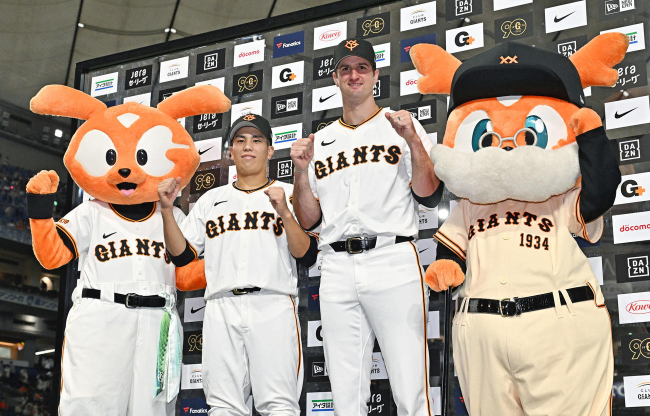 巨人対DeNA　ヒーローインタビューを終えポーズを決める巨人門脇（左）とグリフィン（撮影・滝沢徹郎）