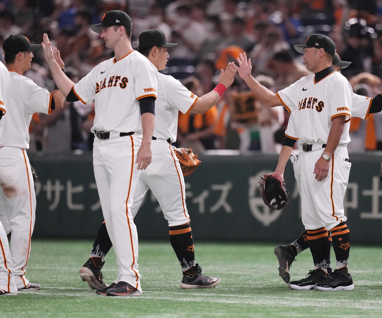 巨人対DeNA DeNAに勝利しナインを迎える巨人阿部監督（右）とグリフィン（左から2人目）（撮影・鈴木みどり）