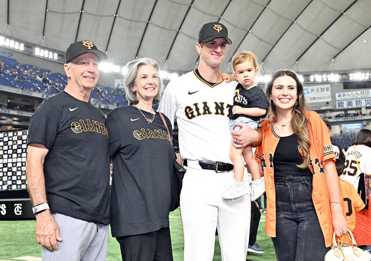 巨人対DeNA　試合後、観戦に訪れた家族と記念撮影する巨人グリフィン（中央）（撮影・滝沢徹郎）