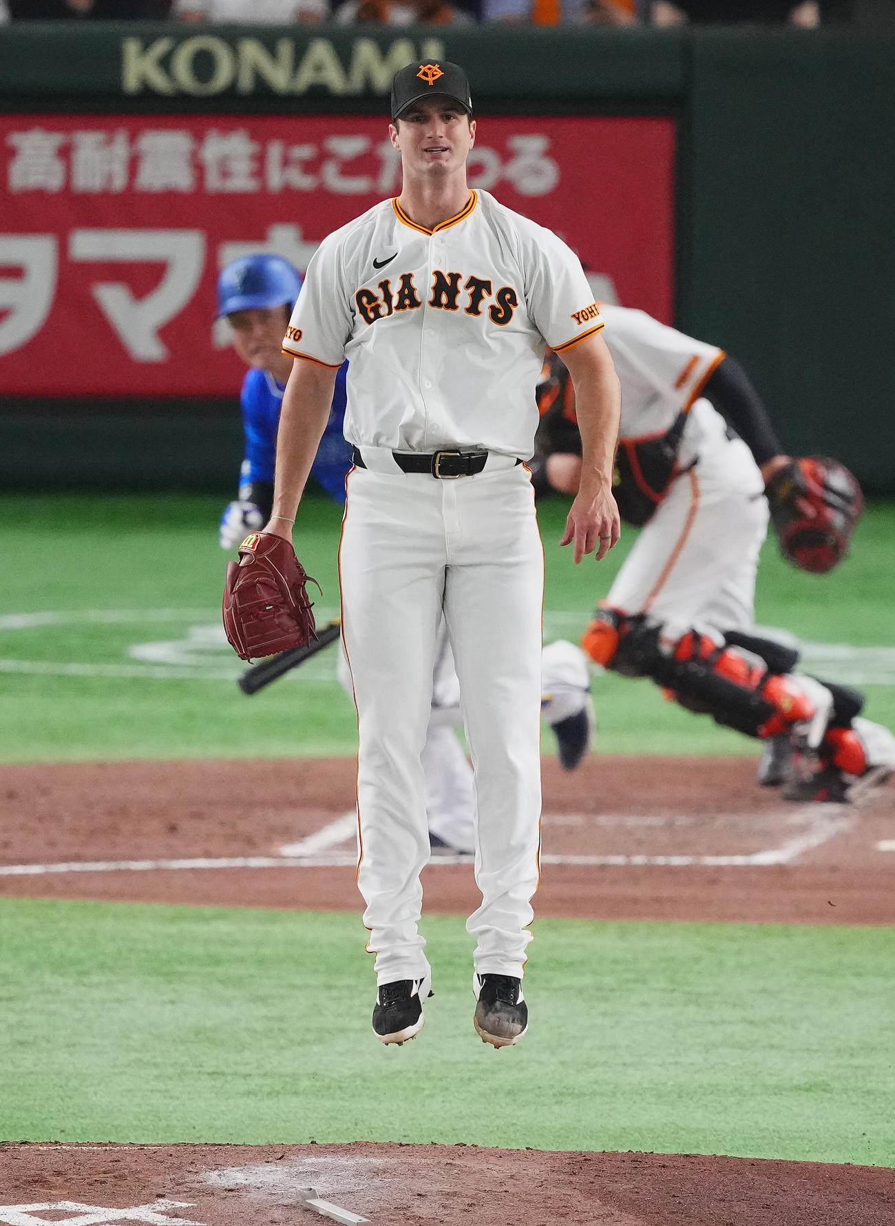 巨人対DeNA 4回表DeNA無死、牧の打球に思わず跳び上がるグリフィン（撮影・垰建太）