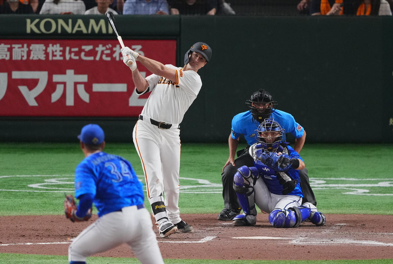 巨人対DeNA 6回裏巨人2死二塁、適時二塁打を放つグリフィン。投手松本凌（撮影・垰建太）