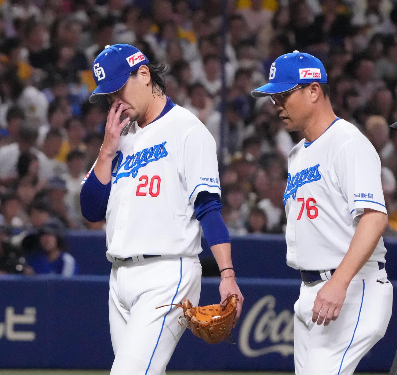 中日対阪神　2回表開始前、マウンド上で異変を訴えベンチへ戻る涌井（左）（撮影・森本幸一）