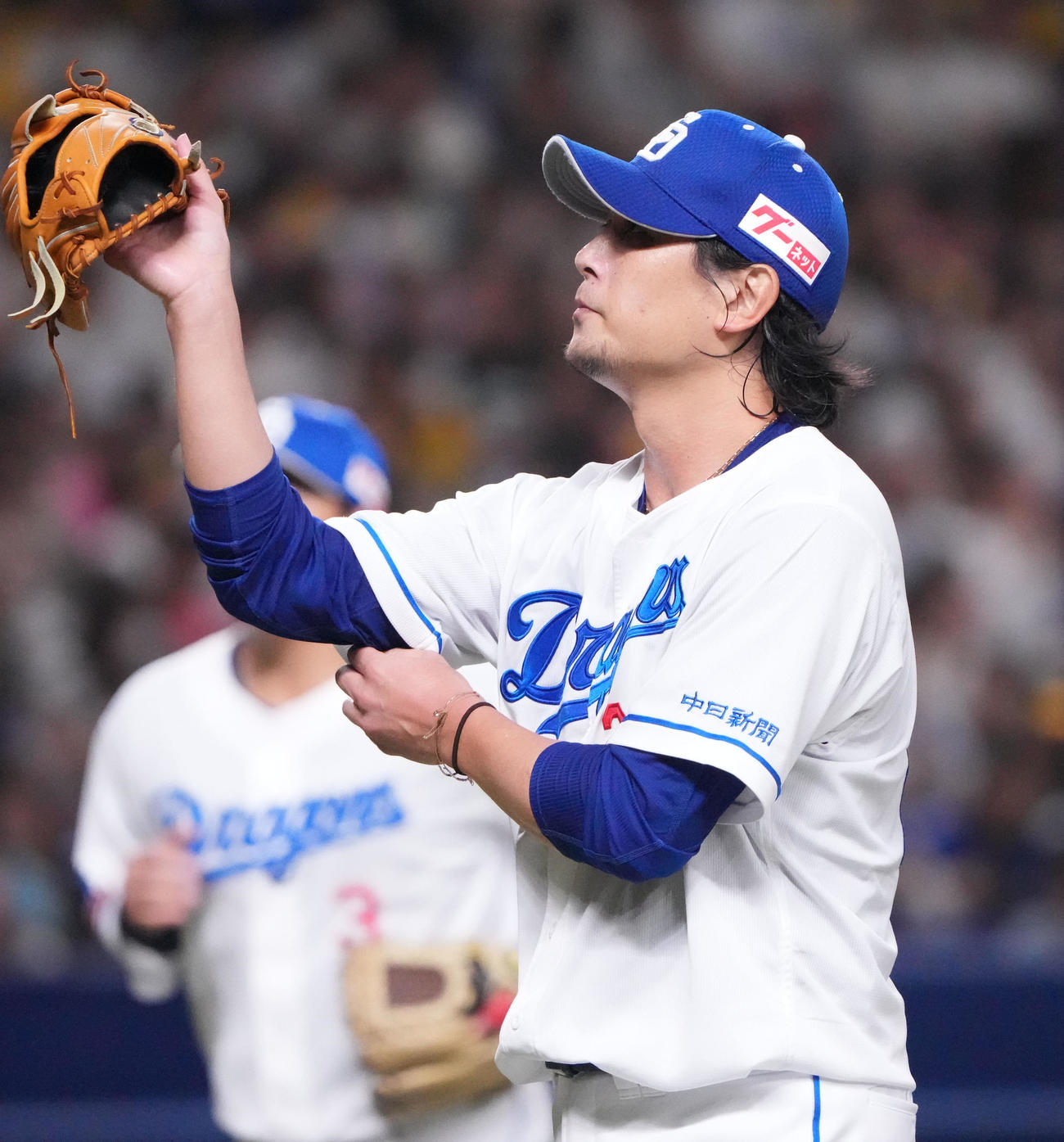 中日対阪神　1回表を終えベンチへ戻る中日先発の涌井（撮影・森本幸一）
