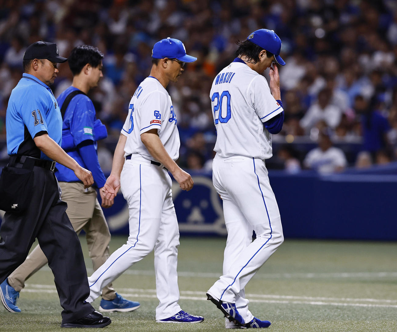 中日対阪神　2回、投球練習の途中でマウンドを降りる中日涌井。そのまま降板する（撮影・藤尾明華）