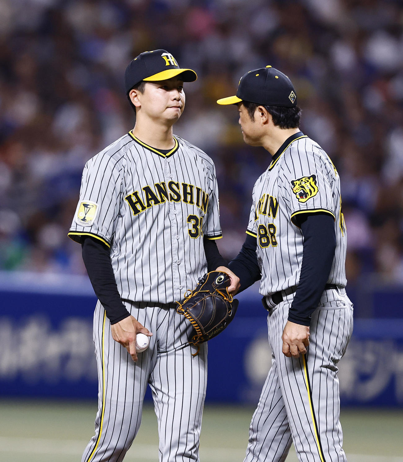 中日対阪神　5回裏中日無死一、二塁、降板する漆原（撮影・藤尾明華）