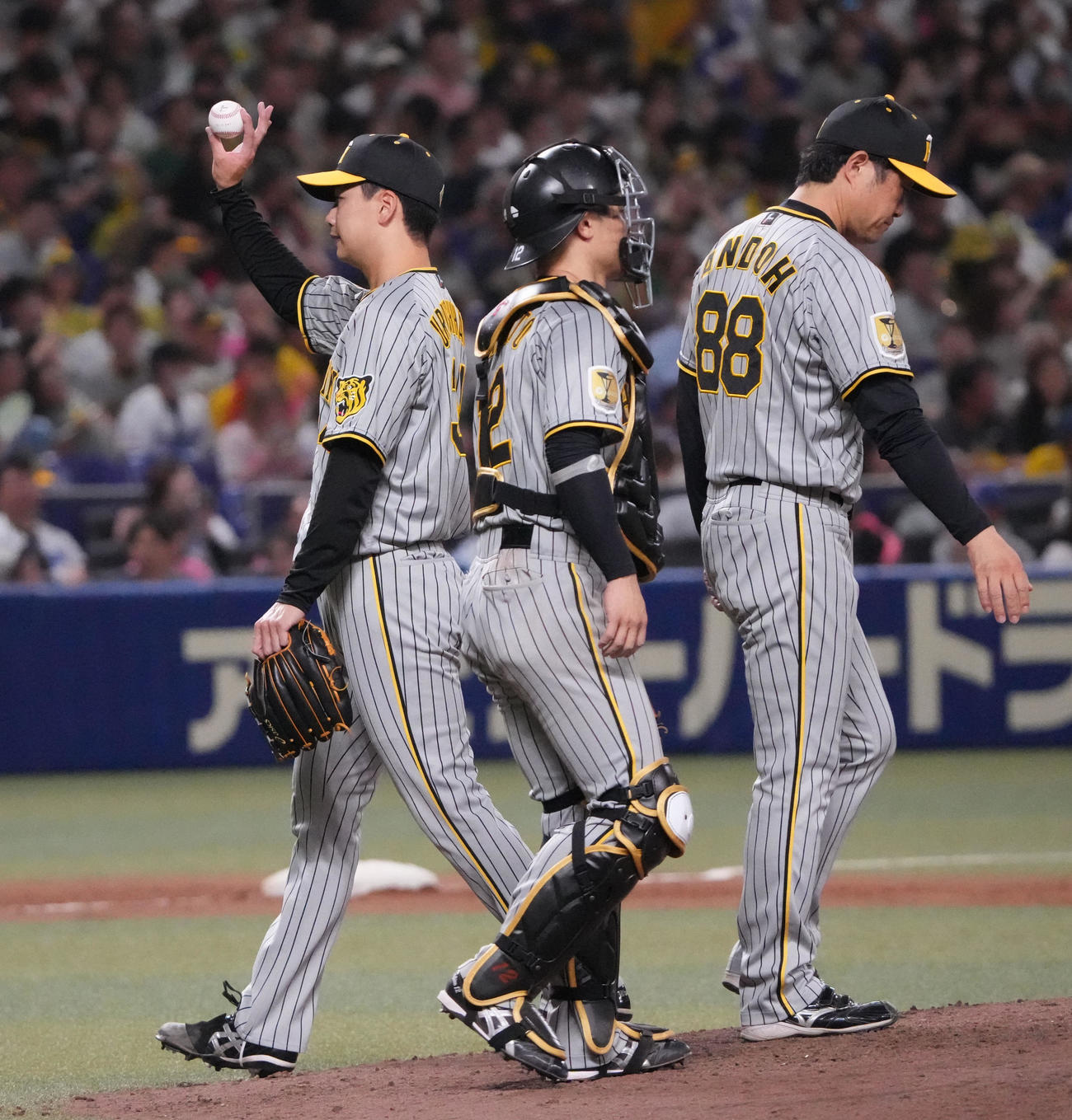 中日対阪神　5回裏中日1死一、二塁、マウンドを降りる漆原（左）（撮影・森本幸一）