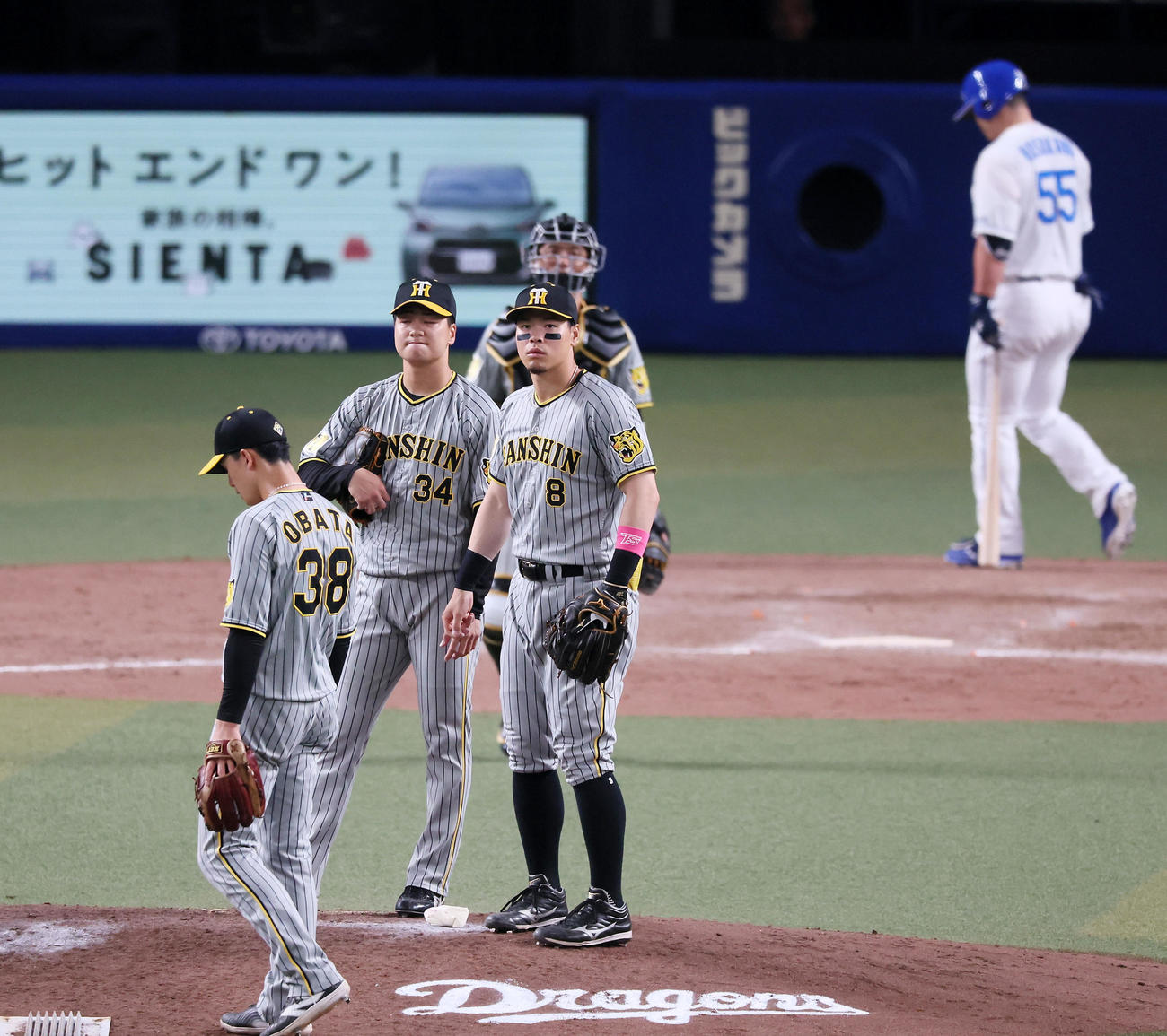 中日対阪神　5回裏中日1死一、三塁、漆原は福永に右適時打を打たれマウンド上で唇をかみしめた（撮影・加藤哉）