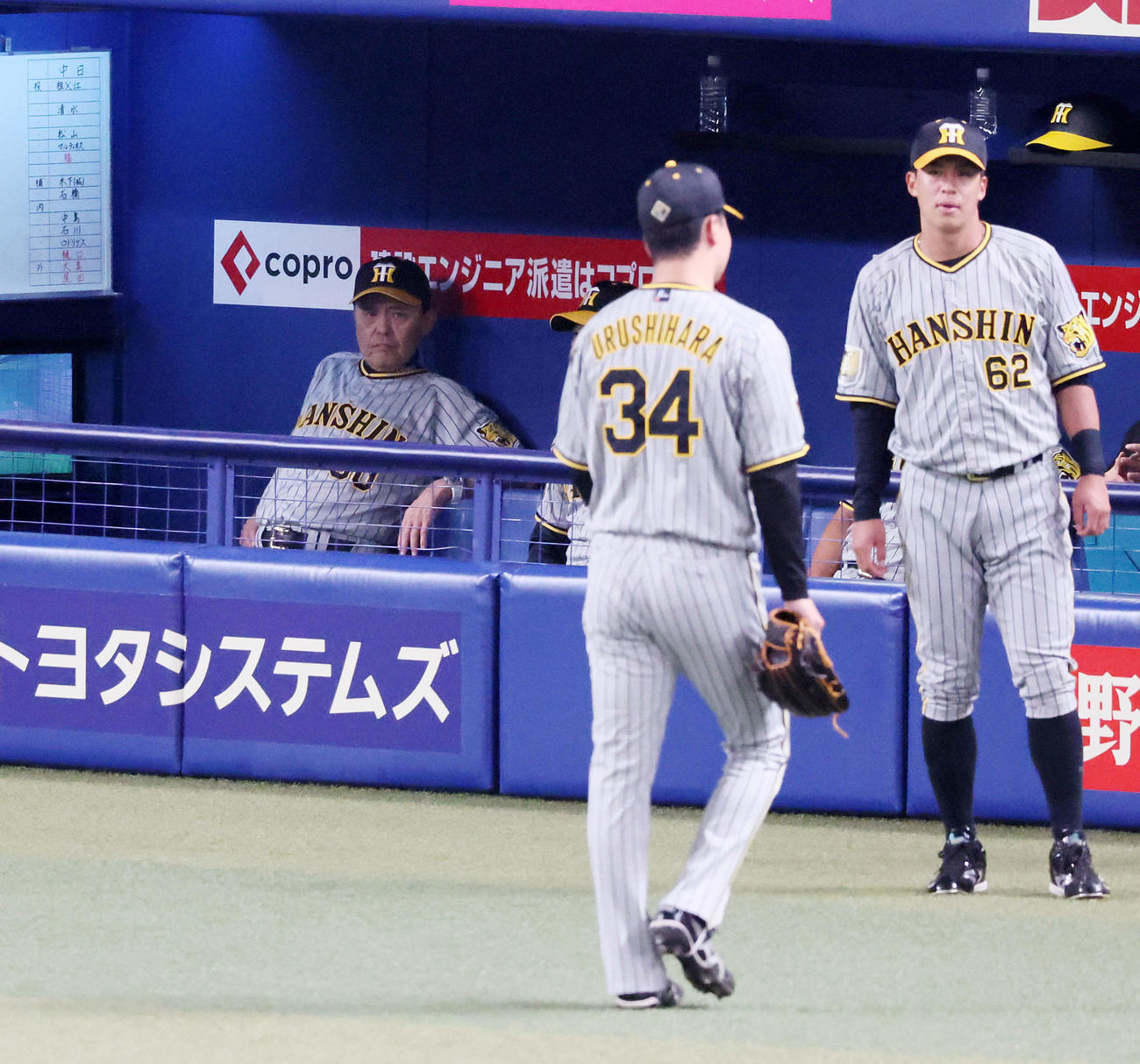 中日対阪神　5回裏中日1死一、二塁、ベンチで厳しい表情の岡田監督が見る前を引き揚げる降板した漆原（撮影・加藤哉）