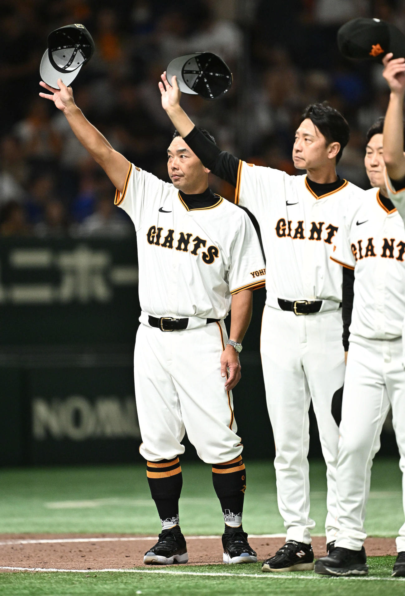 巨人対DeNA　試合に勝利しあいさつする巨人阿部監督（左）ら（撮影・滝沢徹郎）