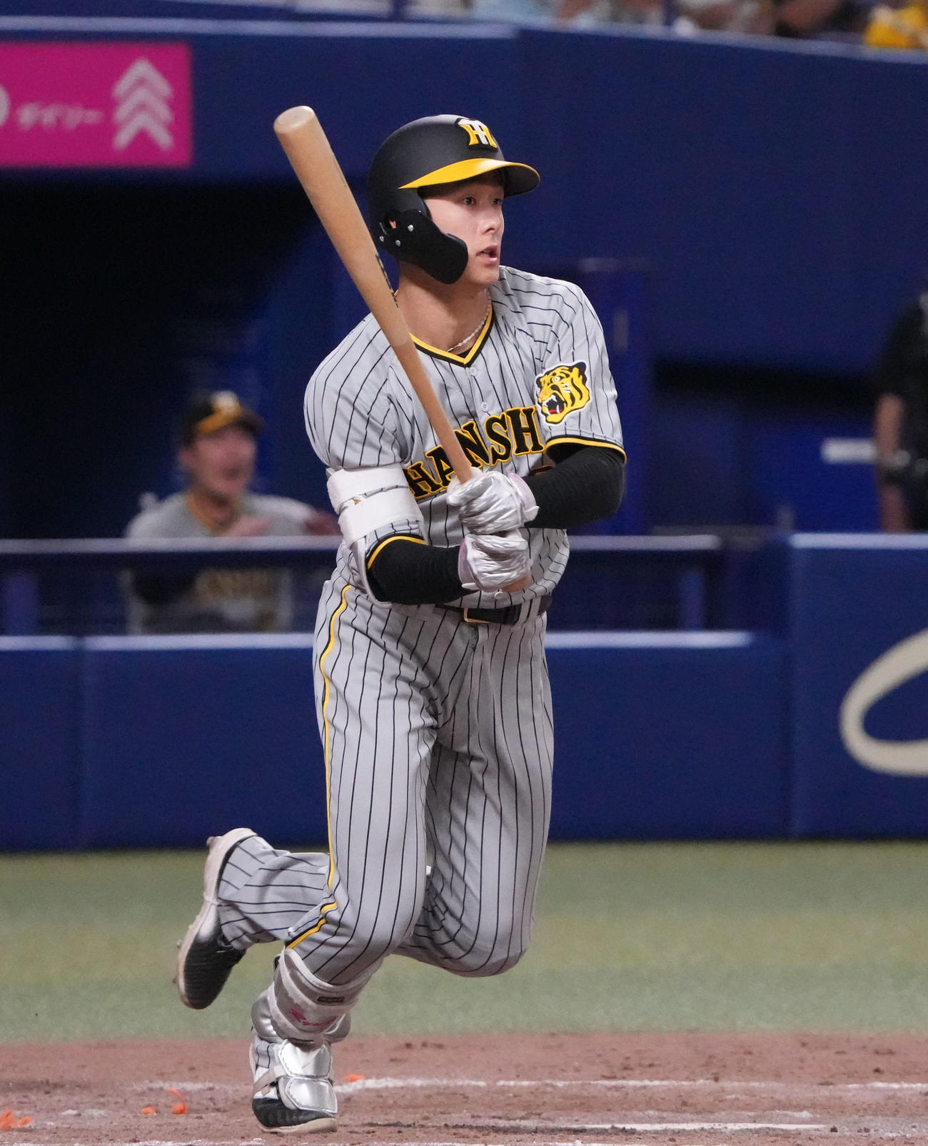 中日対阪神　5回表阪神2死一、三塁、右2点適時三塁打を放つ小幡（撮影・森本幸一）