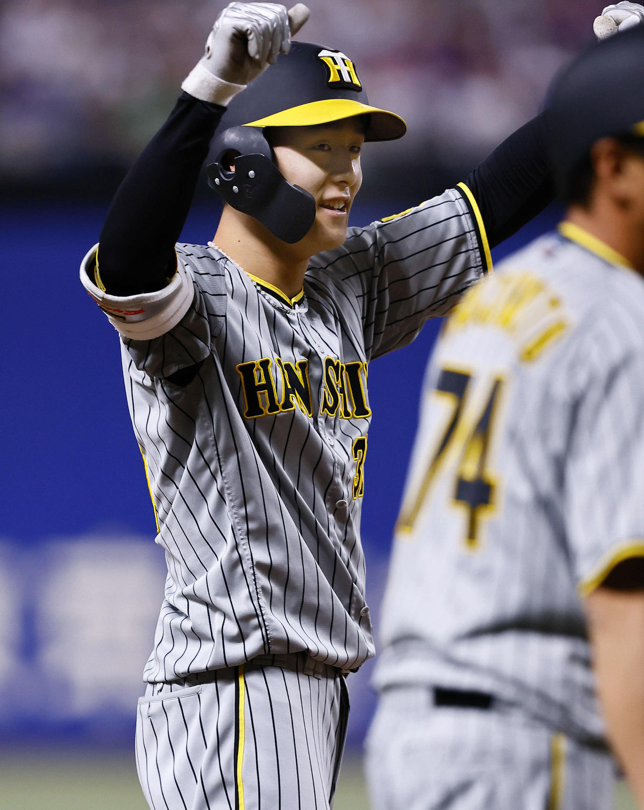 中日対阪神　5回表阪神2死一、三塁、小幡は右越え2点適時三塁打を放ちガッツポーズ（撮影・藤尾明華）