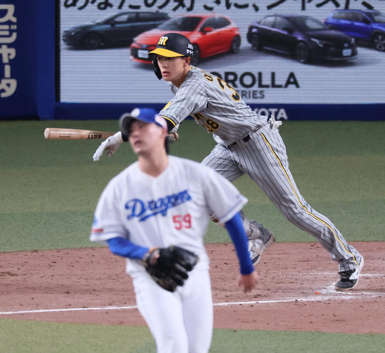 中日対阪神　5回表阪神2死一、三塁、小幡は右翼へ2点適時三塁打を放つ。投手斉藤（撮影・加藤哉）