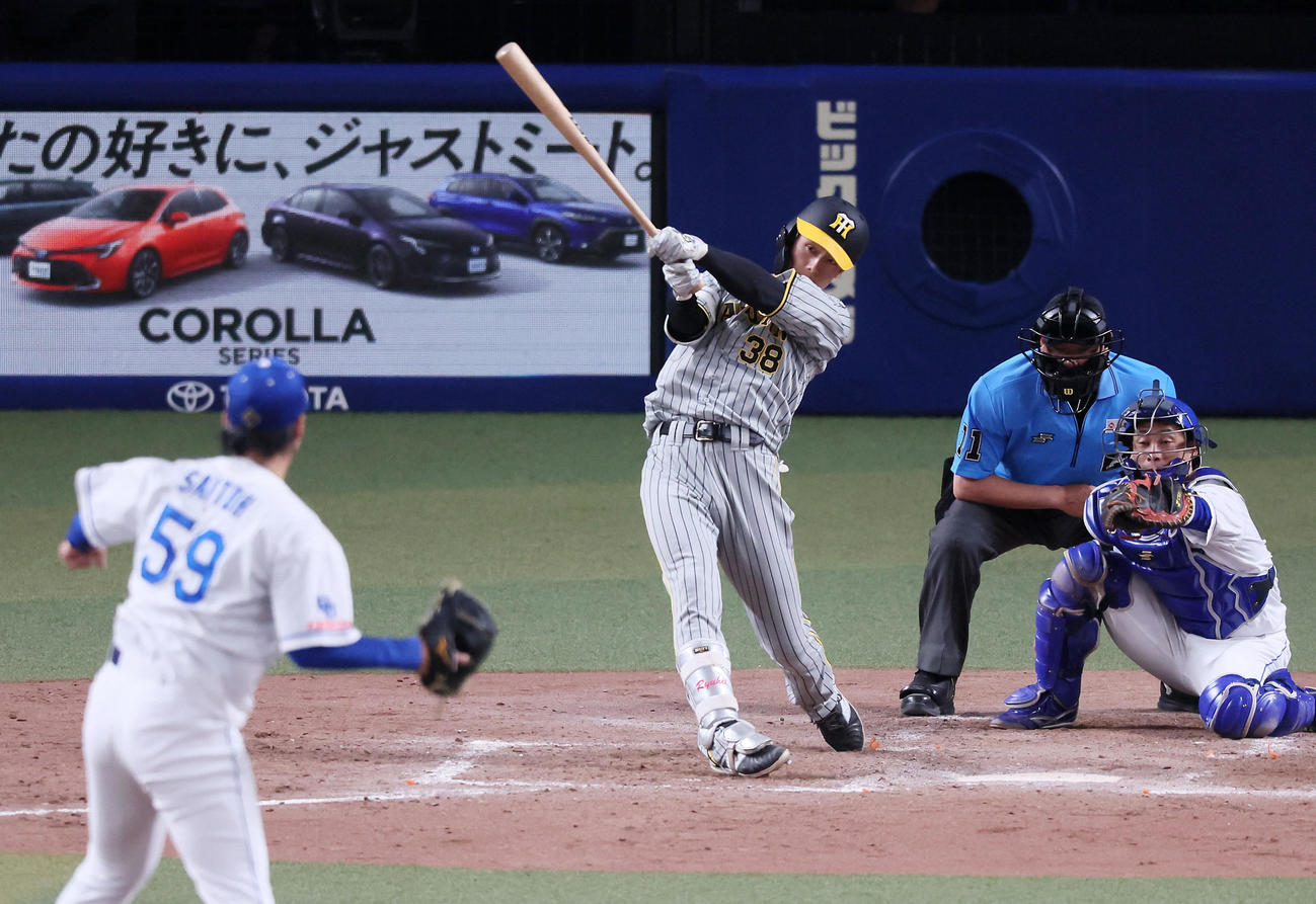 中日対阪神　5回表阪神2死一、三塁、小幡は右越え2点適時三塁打を放つ。投手斉藤（撮影・加藤哉）