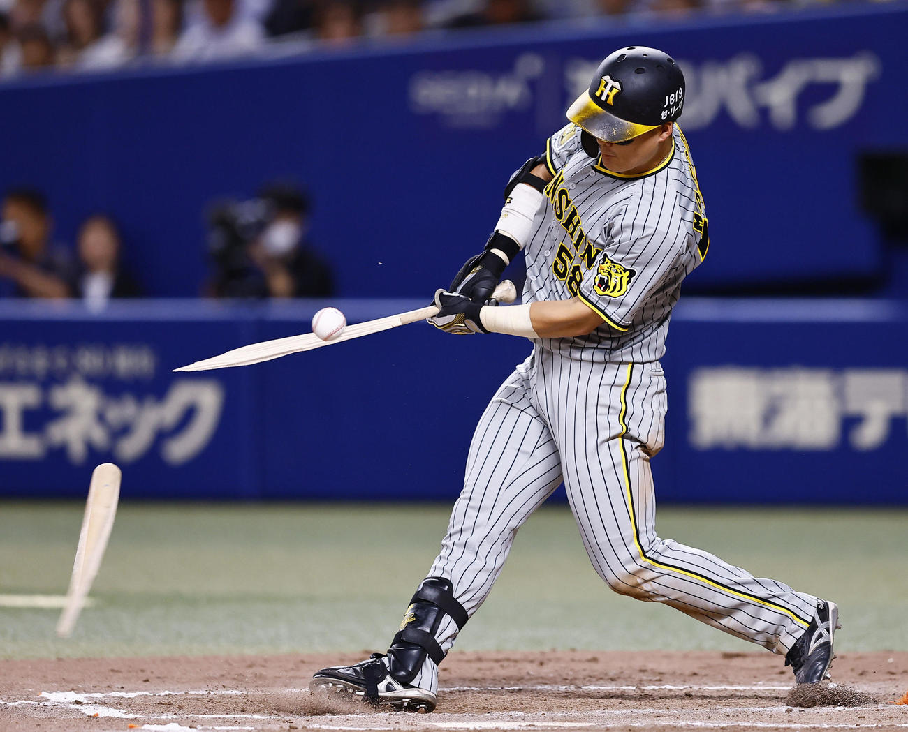 中日対阪神　7回表阪神1死、前川はバットをへし折られながら三塁内野安打を放つ（撮影・藤尾明華）