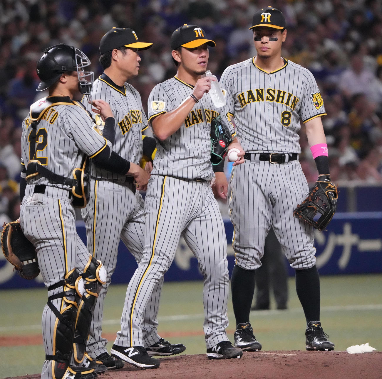 中日対阪神　3回裏中日1死二塁、マウンド上の伊藤将（左から3人目）のもとに集まる阪神ナイン（撮影・森本幸一）